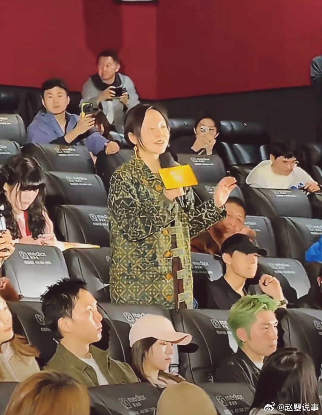 闫妮在首映一直传纸 《阳光女子合唱团》首映现场也太好哭了😭闫妮全程在线递纸巾，