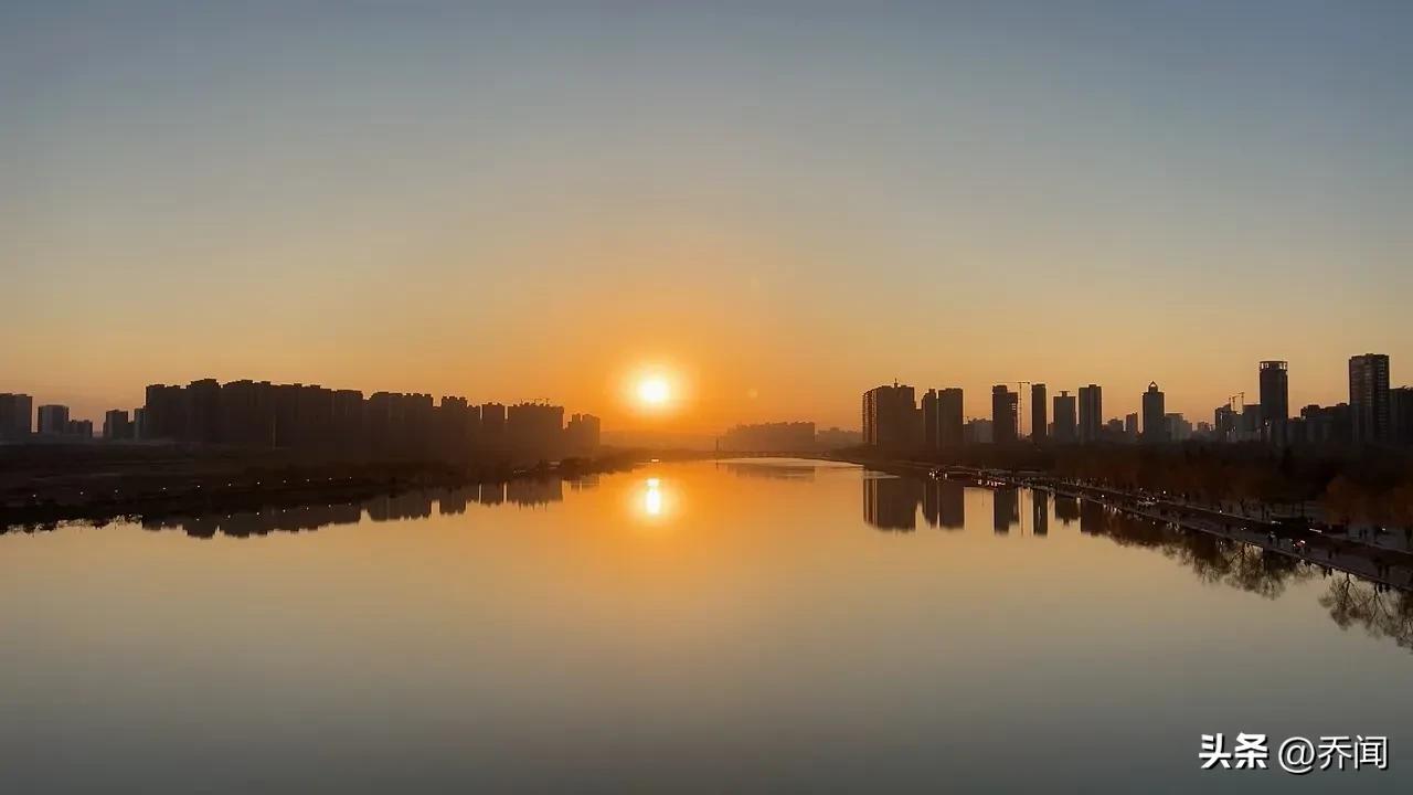 【七绝•日照寒江水更柔】
日照寒江水更柔，清波荡棹度芳舟。
一元复始新年到，再奏