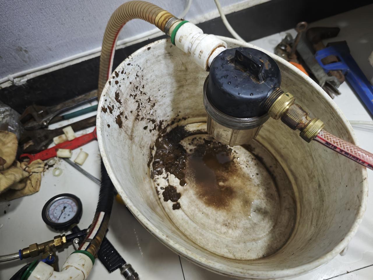 晒图笔记大赛看看五年没清洗的地暖，都被杂质给堵了