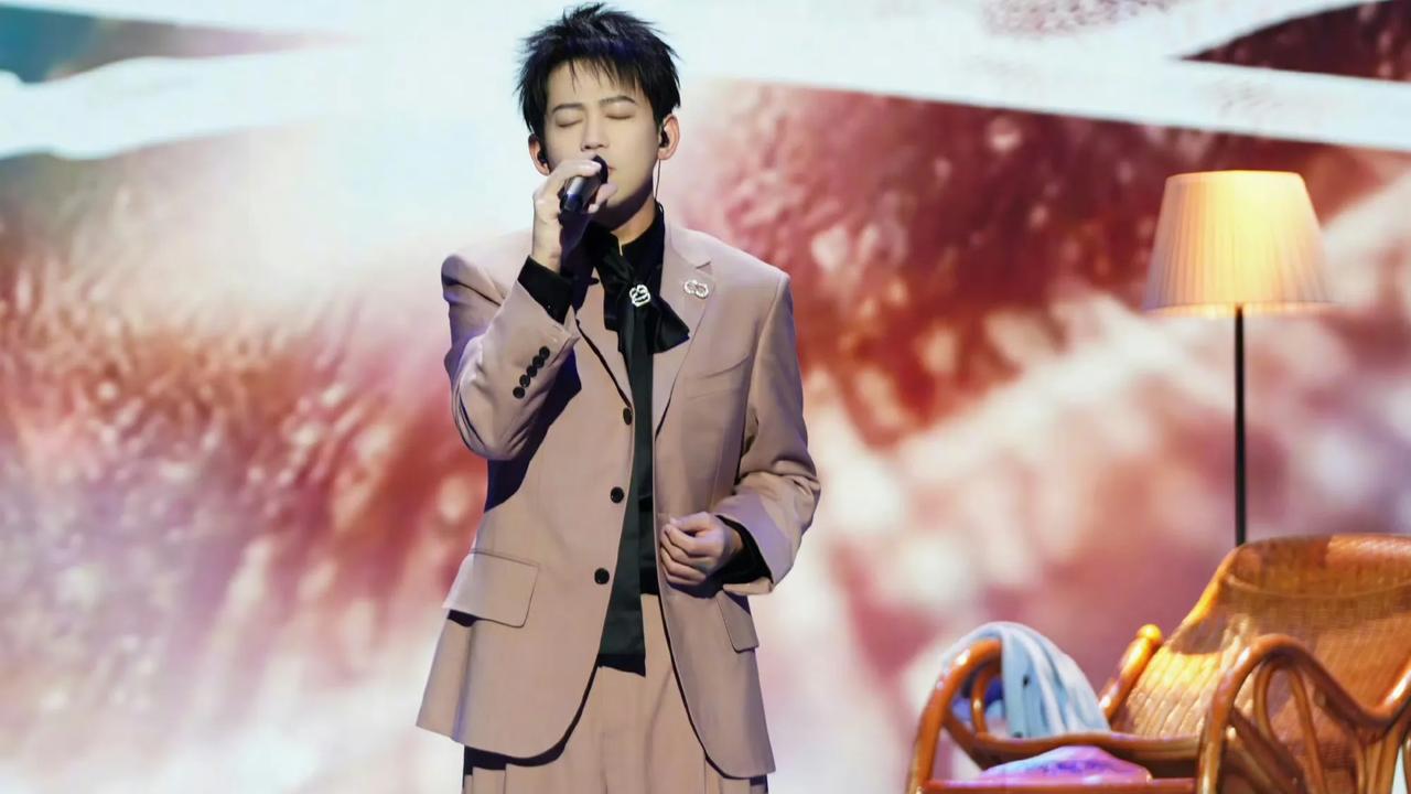 苏醒参加央视重阳晚会，歌手身份回归，再就业男团其他艺人又如何？

苏醒登场，把握