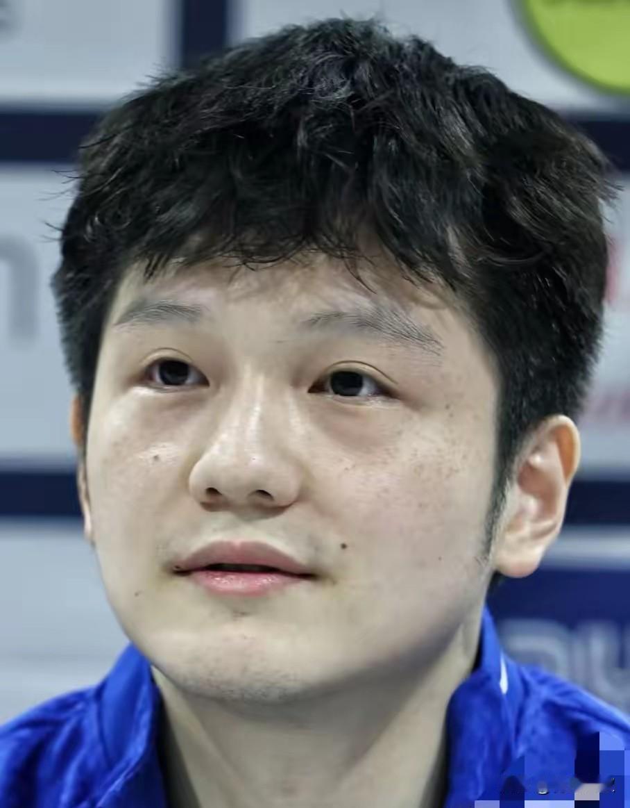 我去！居然有人说东哥像贾宝玉！
德国记者怼脸拍，
还原东哥真实的样子。

太可爱