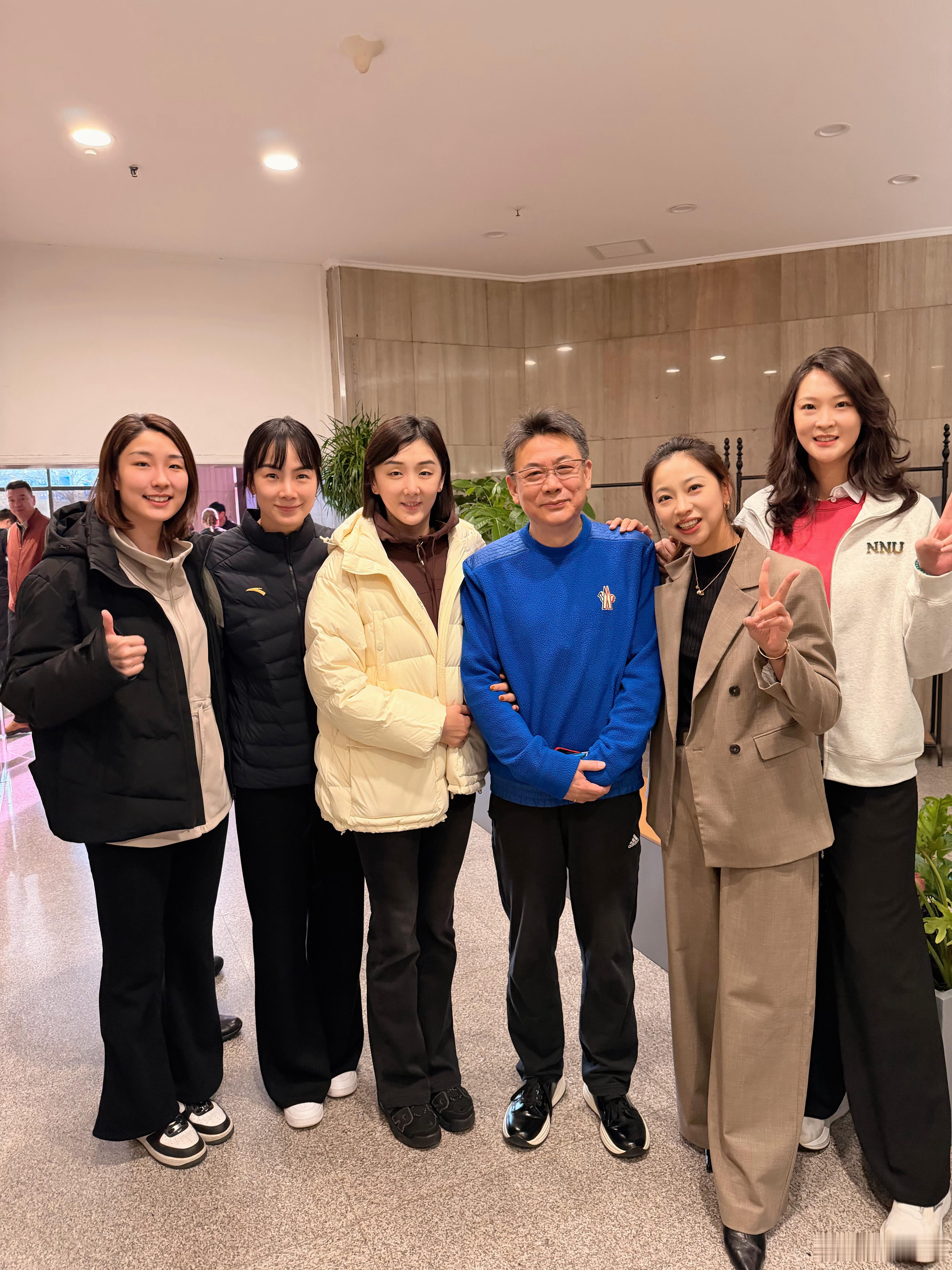 从左往右：殷娜，刘梦雅，王男，蔡斌，王茜，惠若琪中国女排