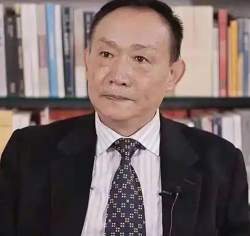 卢麒元教授近日称：美国对中国已经构不成威胁了，美军对中国是没有意义的，美国唯一可