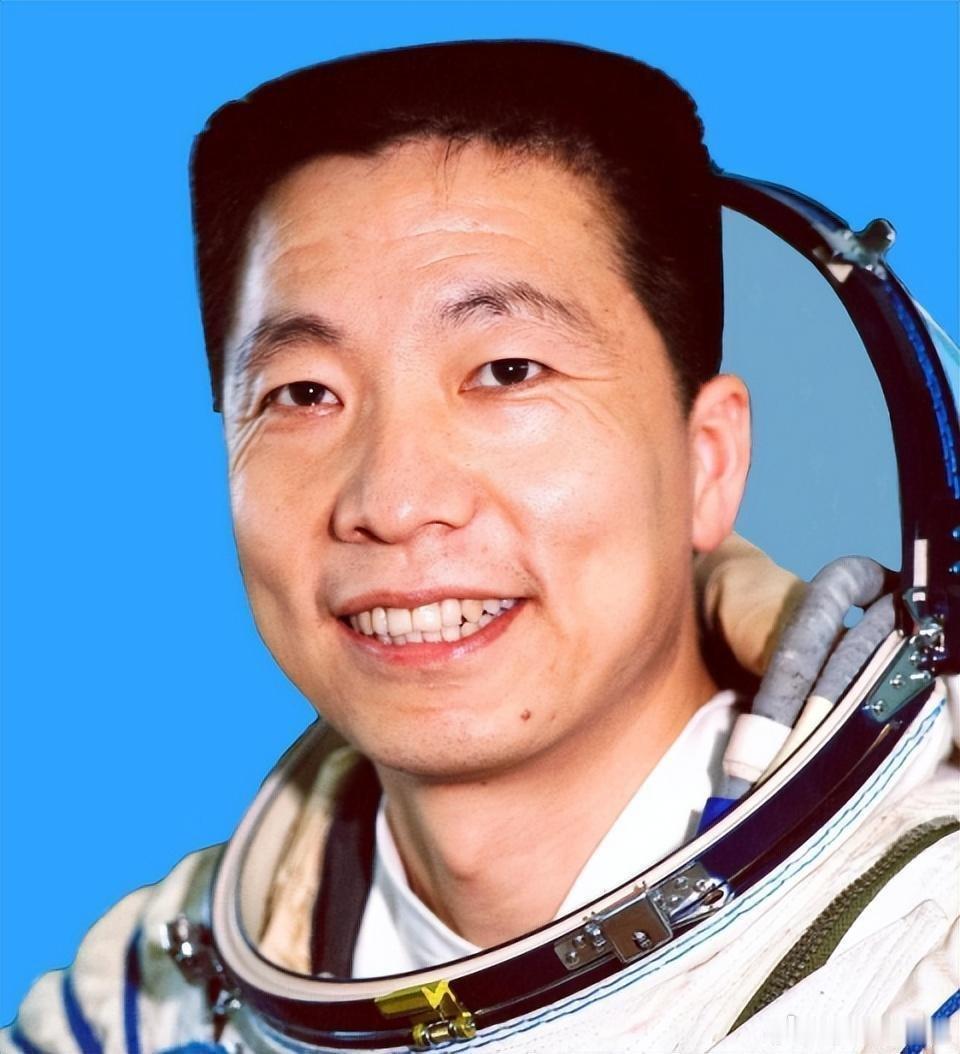 航天英雄杨利伟 61岁生日快乐！父亲节快乐 杨叔，61岁生日快乐！愿您有机会能重