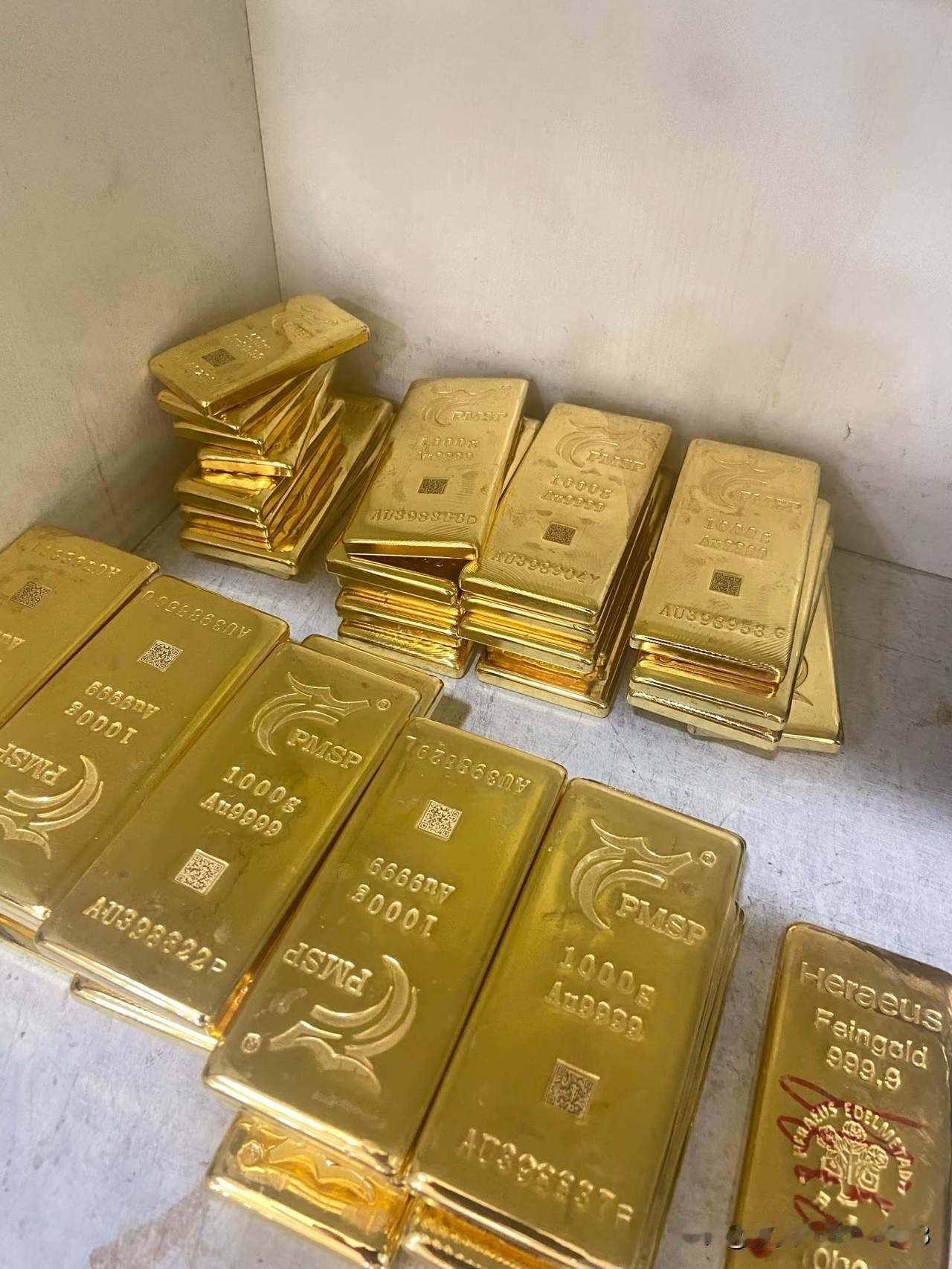 本以为这几年房价降了，往后结婚能减轻些负担，谁曾想半路生出变故！
黄金价格疯涨，