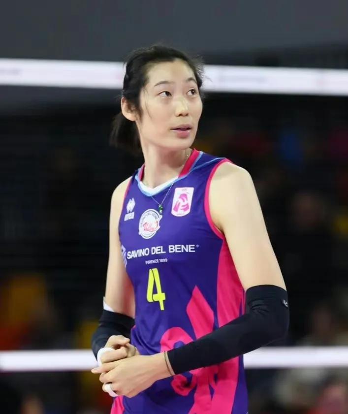 哈克一人顶俩！
11月2日凌晨，意甲女排第五轮，斯坎迪奇主场1-3不敌科内利亚诺