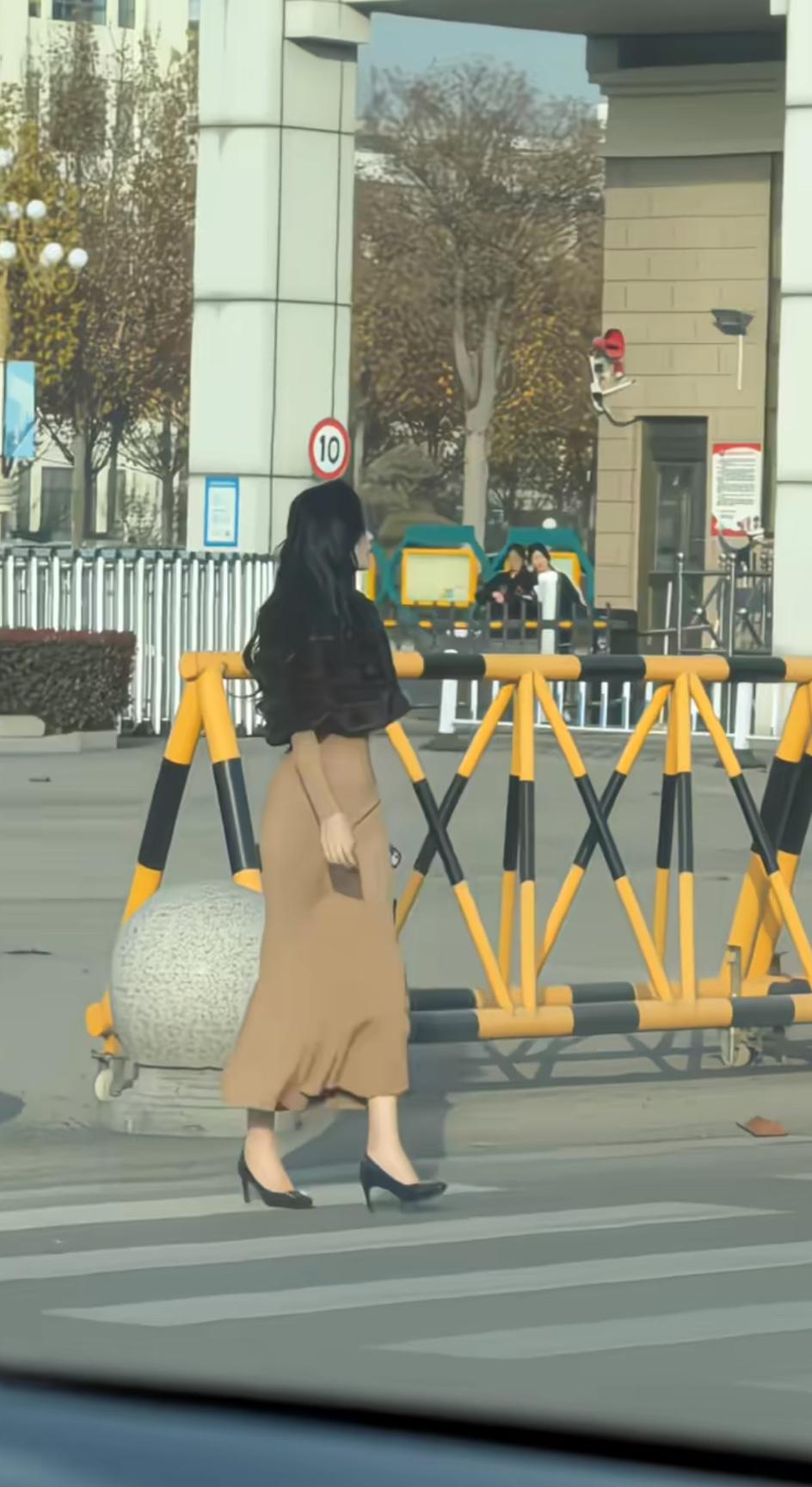 偶遇氛围感小姐姐

街头偶遇一位超有气质的小姐姐，一袭卡其色长裙搭配黑色小外套，