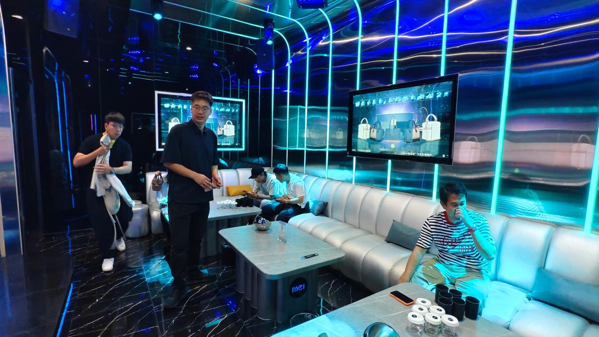 本来以为出来唱歌能放松一会，不用想工作，没想到一推开包厢门，鸿蒙智行冒出来了[允
