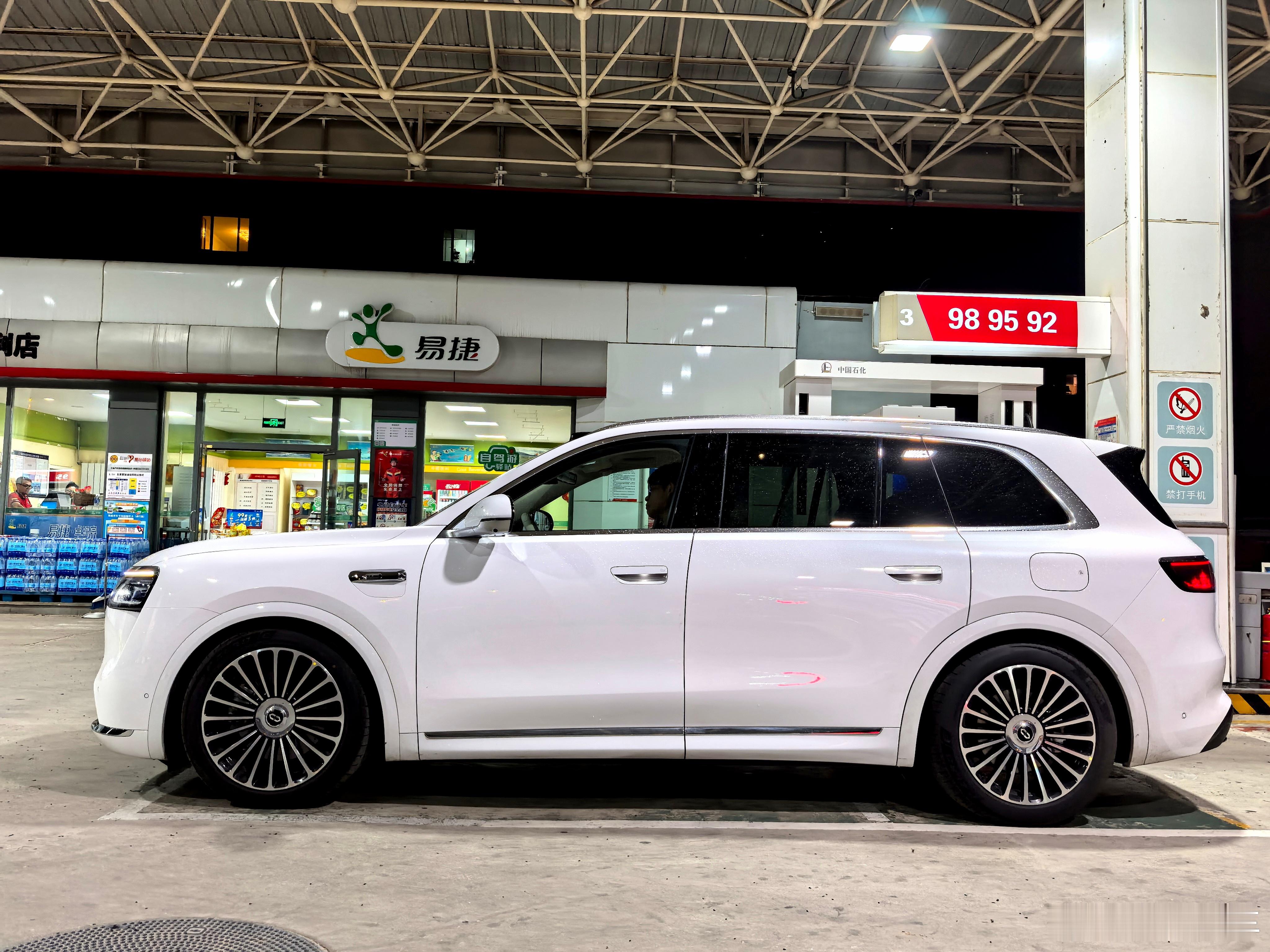 给问界M8满油满电，明天开启问界M8草原之旅享界S9结伴而行[哈哈]问界M8享界