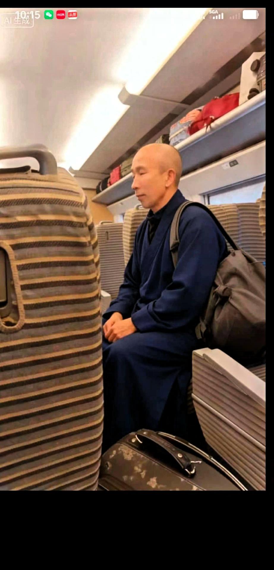 高铁上挨着坐了个出家人，我也没忍住好奇心，跟他搭了几句话。
 
起初只是出于礼貌