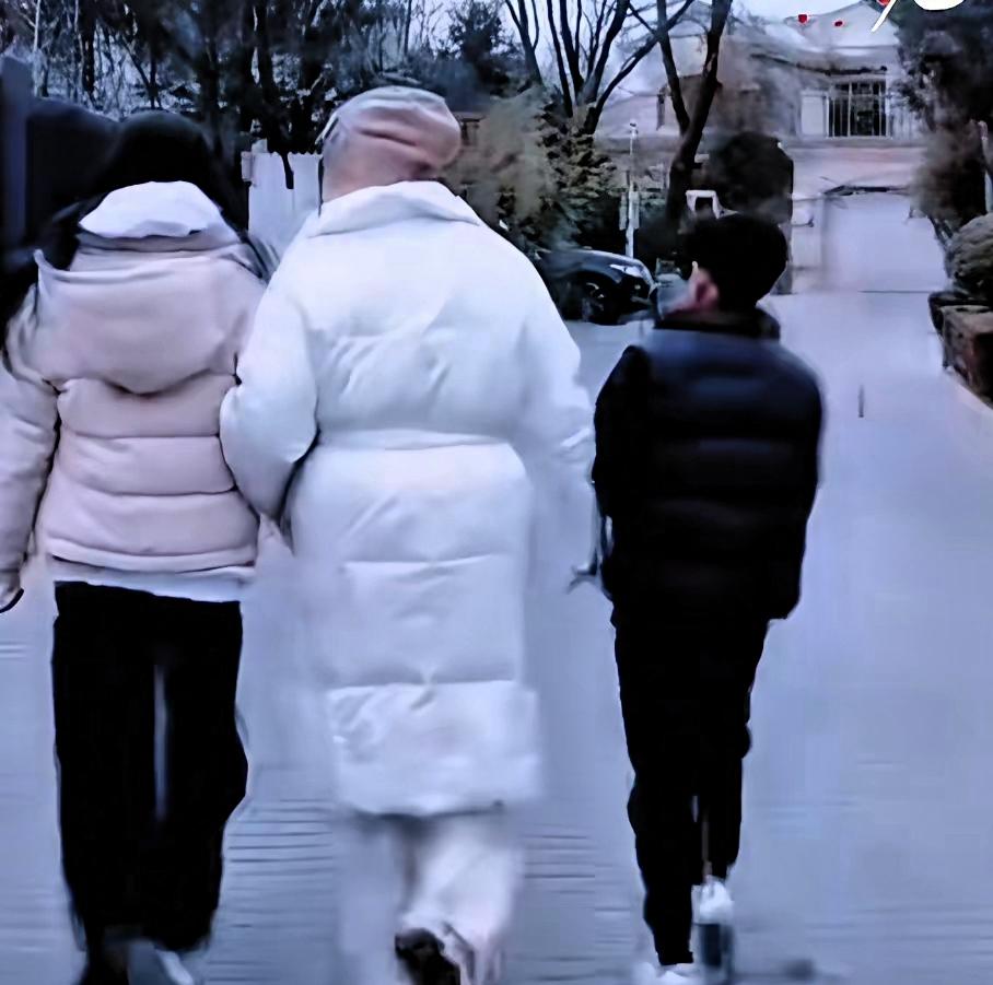 北京的暑假，兰姐和孙子孙女
兰姐盼星星盼月亮，终于盼来了玥玥和霖霖，这可是大喜事