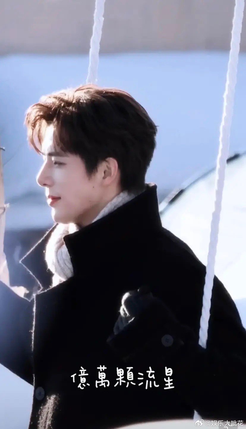 章若楠王安宇这个新剧是不是氛围感挺强的？感觉是在近期的偶像剧中很不土的穿搭了气质