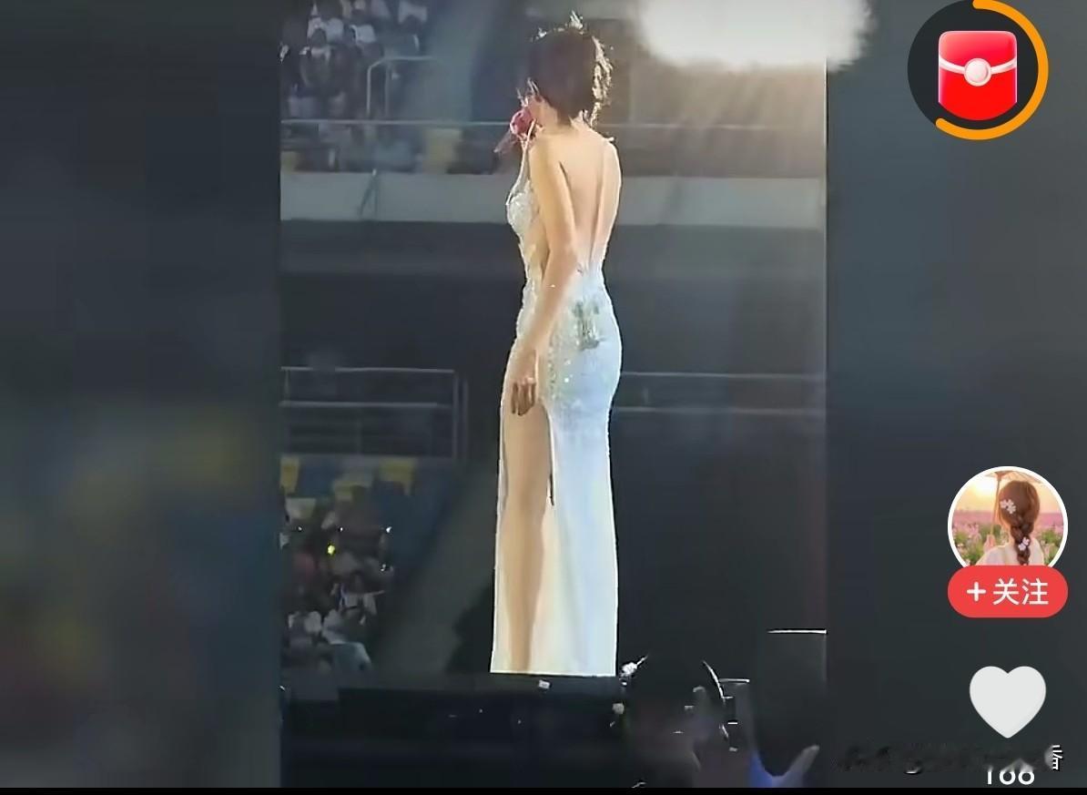 莫文蔚西安演唱会的性感战袍太有看头了！她那身闪亮又大胆的战袍，把高级性感展现得淋