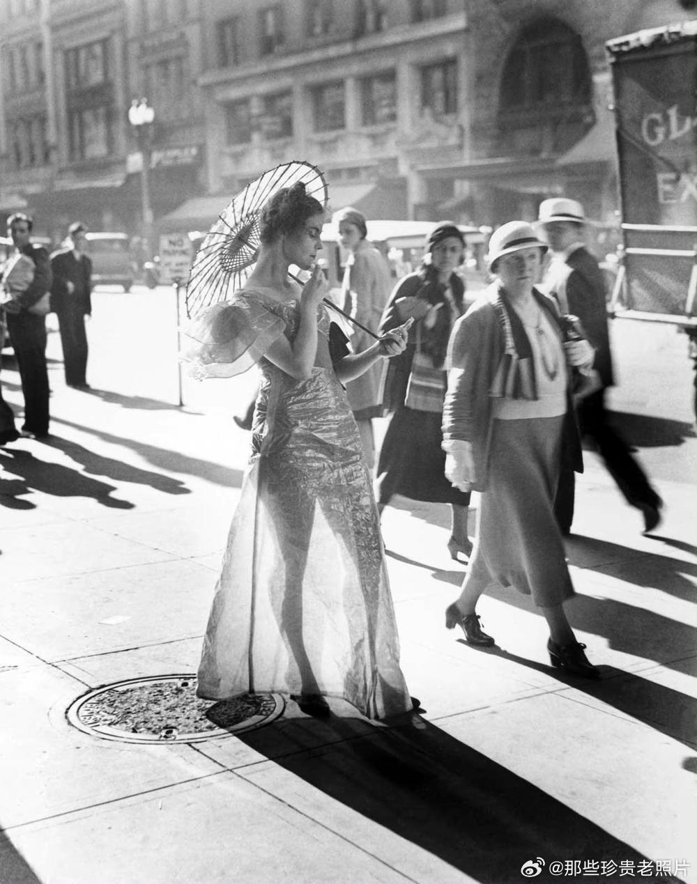 1933年，华盛顿街头，一名穿着玻璃纸做的裙子的女子 