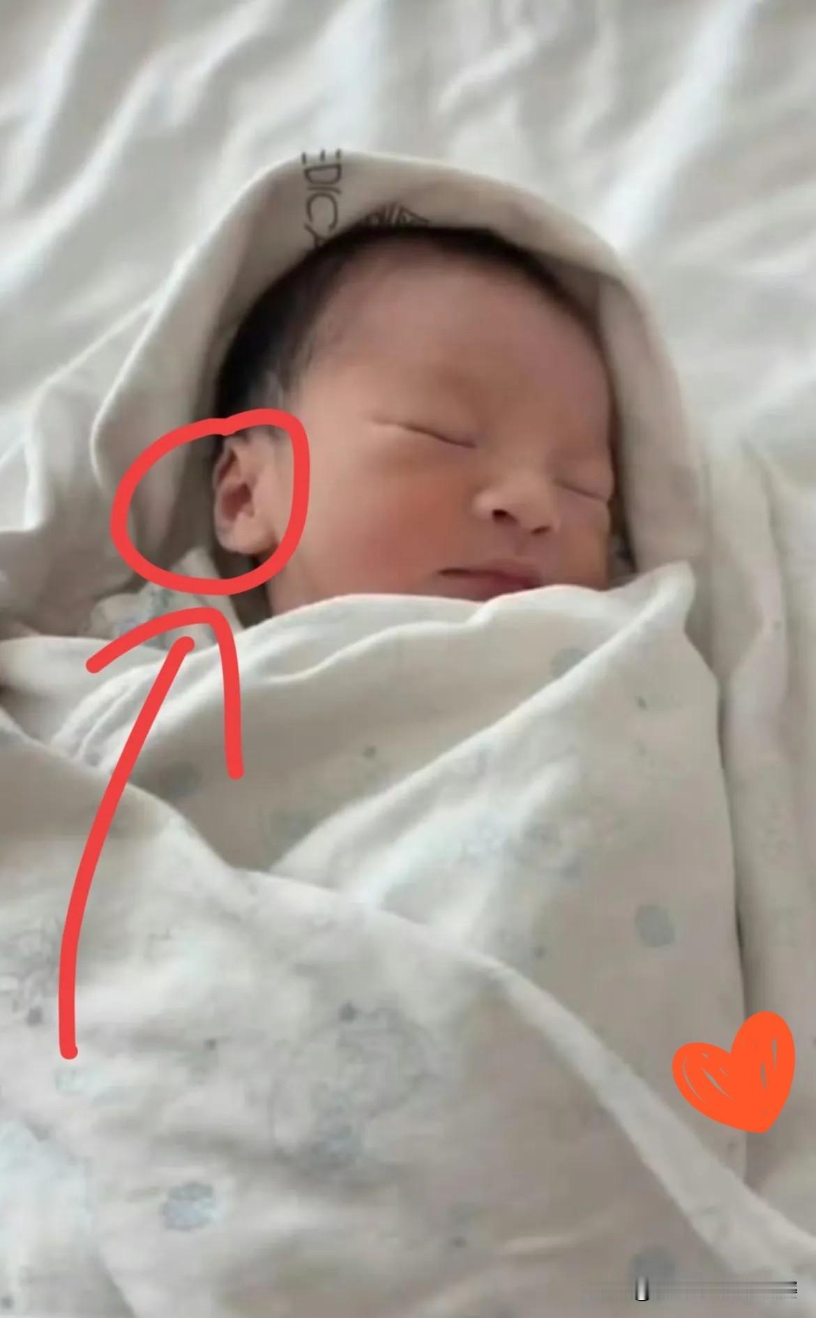 我的老天爷，真的命好不好，出生面相就能看出来。
这宝宝一出生就自带福气相，一点没