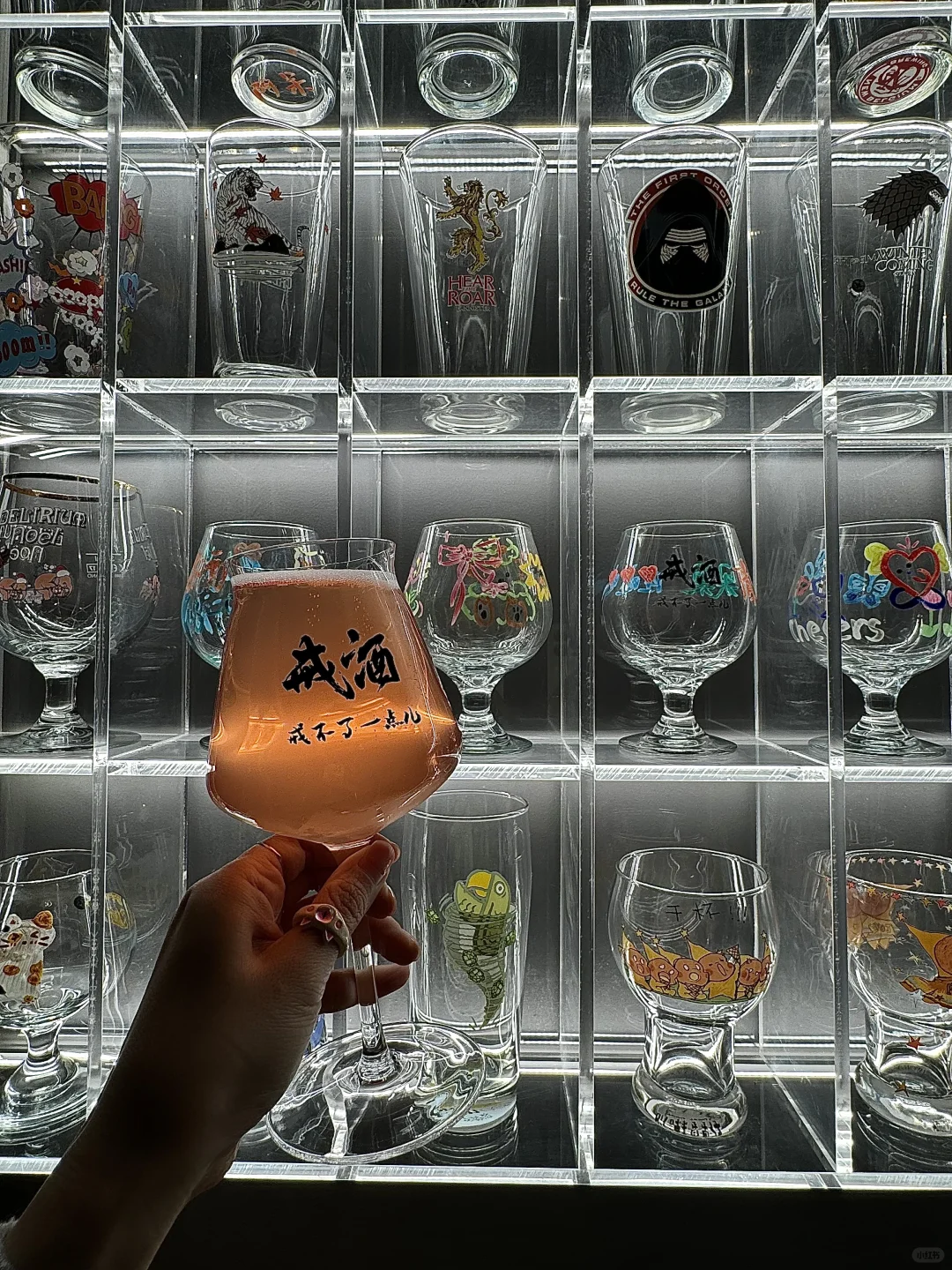 ·青岛！新开的！涂鸦酒杯精酿bar！！！超有趣！