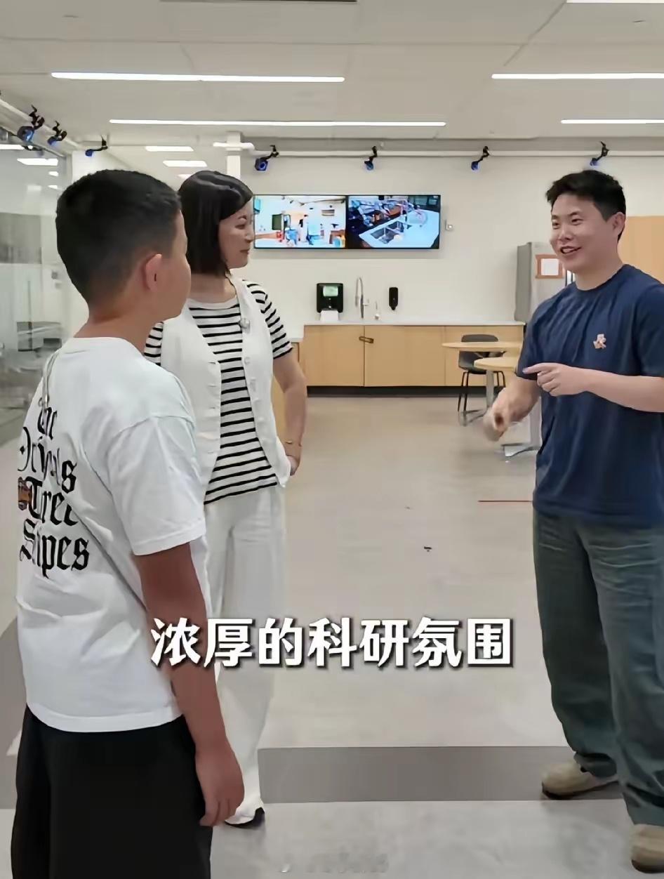 近日陈蓉带双胞胎儿女参观了顶级名校斯坦福大学，当日陪同她的是清华学霸、现在是斯坦