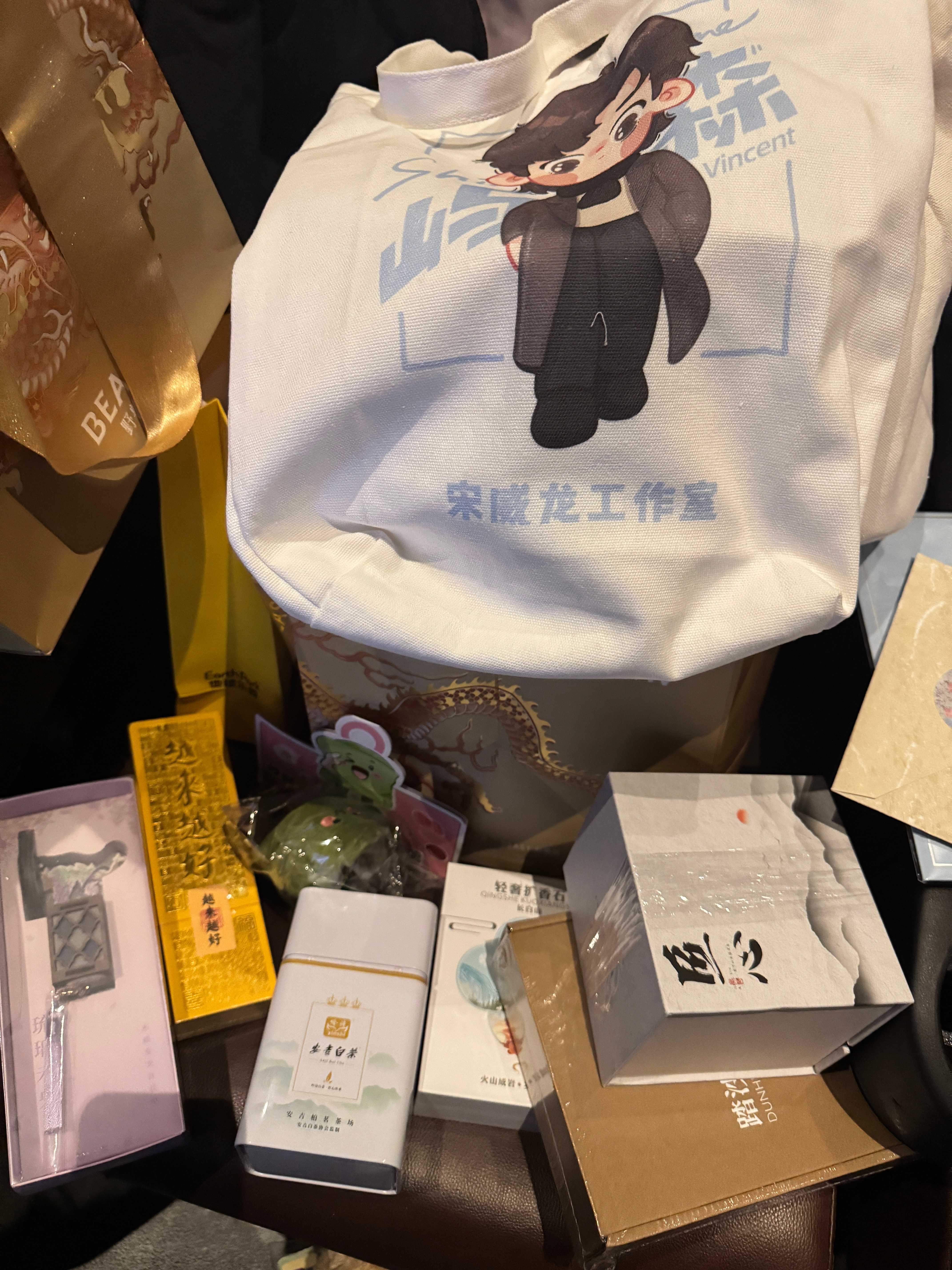 骄阳似我追剧团的伴手礼大一堆！宋威龙送的野兽派的香薰好大哇