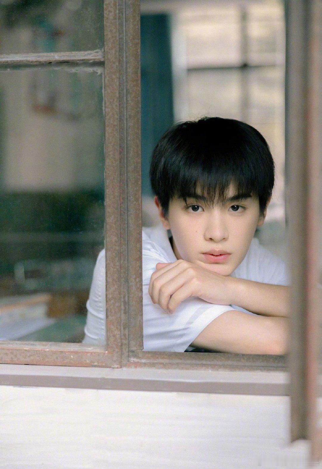 #黄明昊今年暑期三部新片上映#这个暑期真的是狠狠的幸福了，黄明昊的演技是我们都认