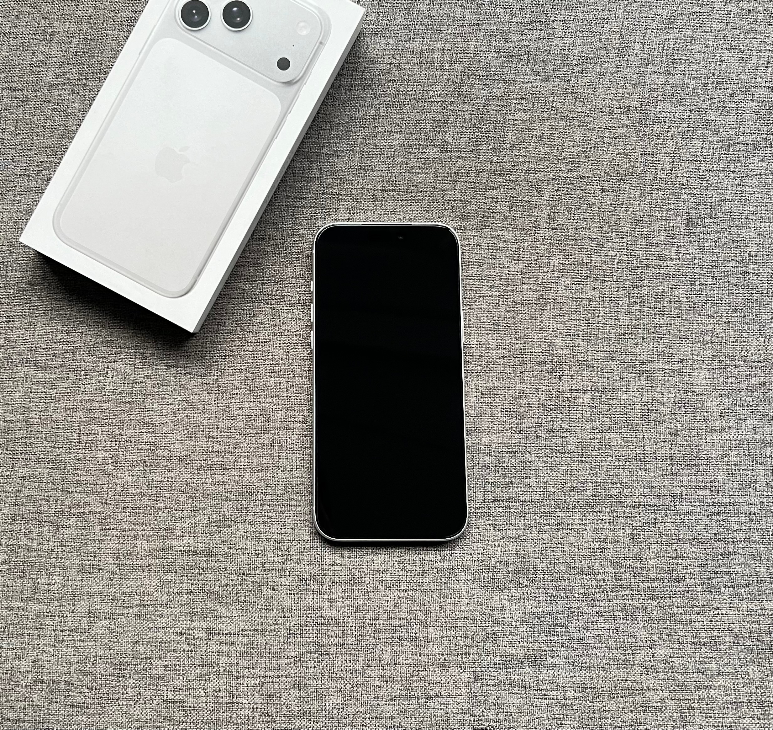 国行iPhone17 Pro Max 512G 银色，仅使用几天，99新全套，?