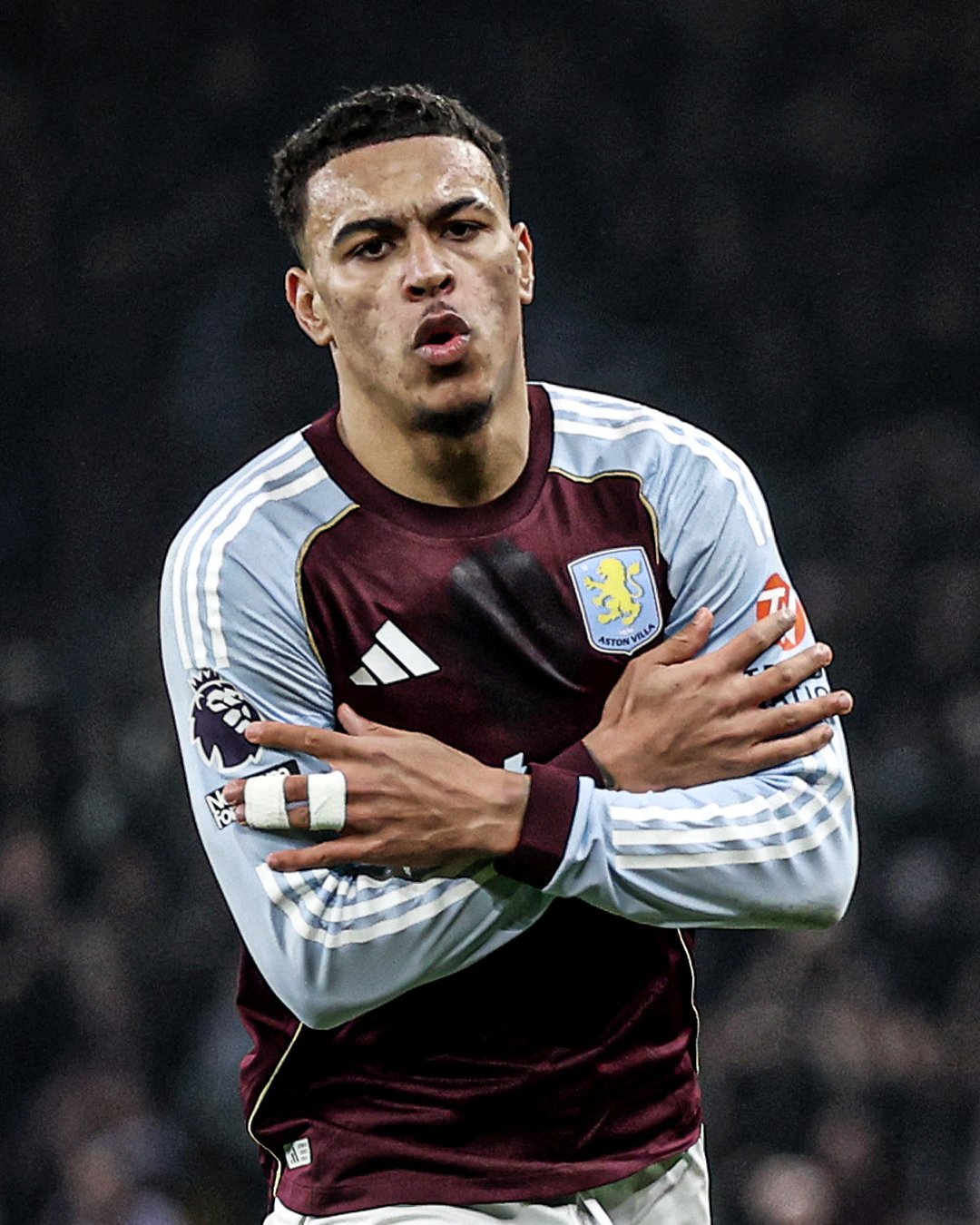 摩根·罗杰斯相比贝林厄姆/福登，最大的优势就是强对抗中的持球推进能力，他融合了英