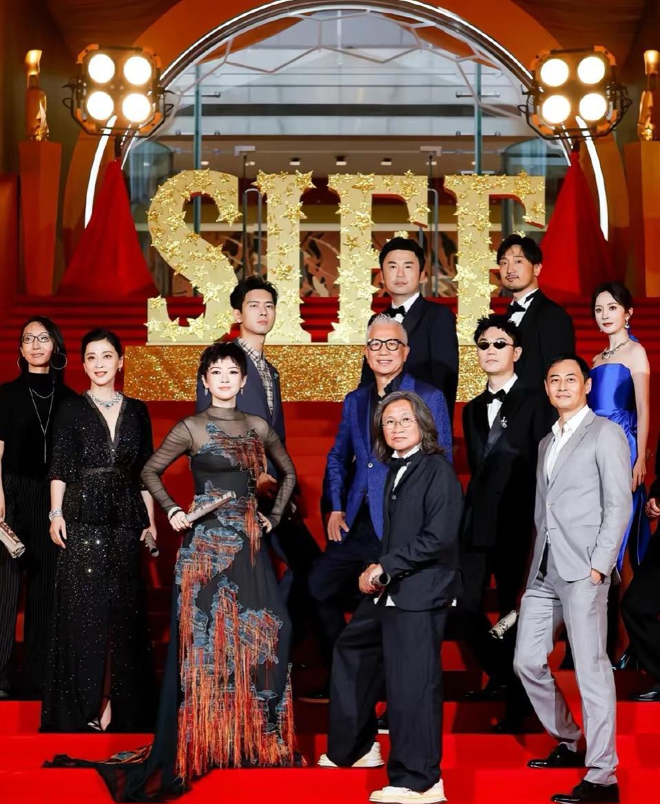 《酱园弄》电影节这个站位，杨幂完全就是个镶边的啊。
所以说赵丽颖不随这部电影走红