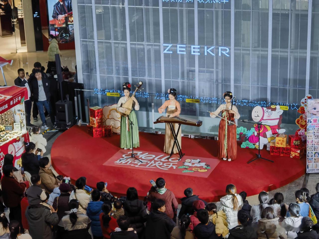 室外：冰凌花晶莹剔透；室内：古典艺术与现代化大卖场相伴共荣，熠熠生辉
地点：郑州