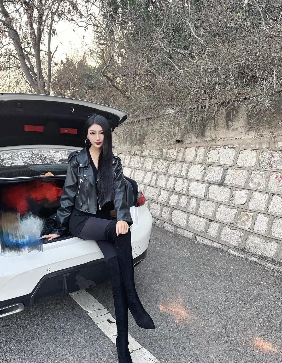 酷炫黑皮夹克，车尾随性摆拍，都市女孩的酷劲儿！🕶️💃🏻