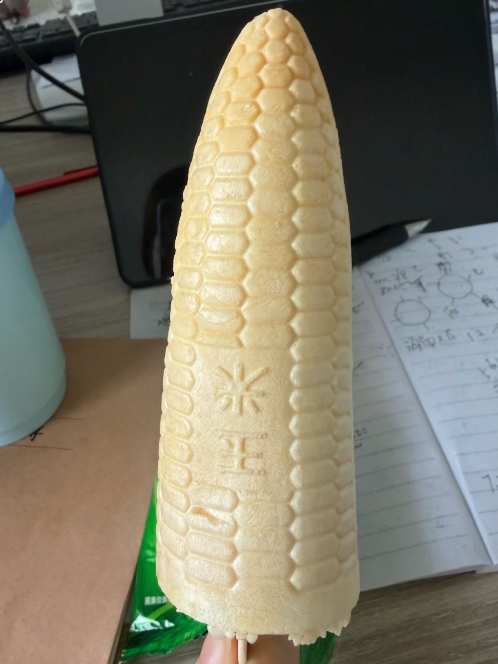 找到了玉米雪糕的正确吃法 