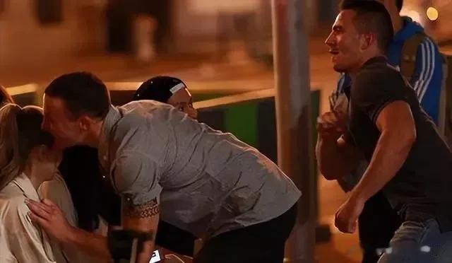 张先生去给妻子打伞，却撞上了自己的车，看到妻子背着朋友偷情。张先生打开手机视频，