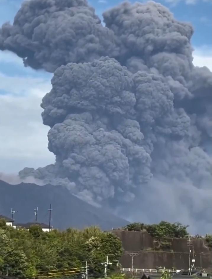 日本火山又喷发了！遮天蔽日，好似“世界末日”！
据悉，6月7口，位于日本鹿儿岛市