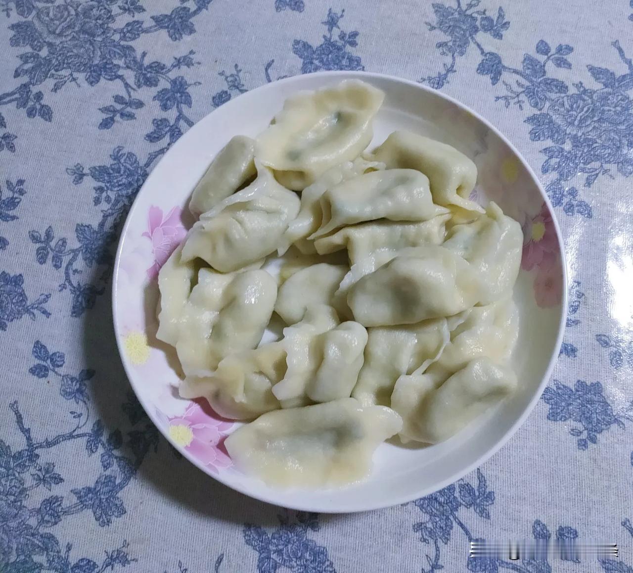 冬至吃饺子。巫森牌韭菜鸡蛋馅的，天不亮就起来包的。好吃。还有一顿呢，弟妹请。