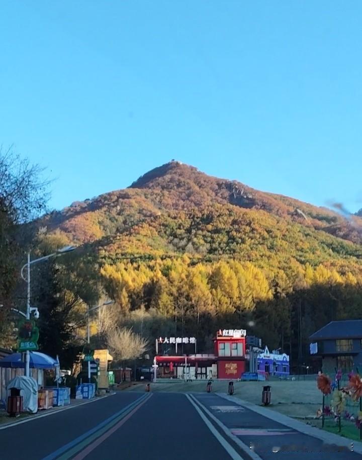 25岁小伙白天上班晚上开店。
刚看到轰趴老板的时候，没想到一种娃娃脸青春洋溢，有