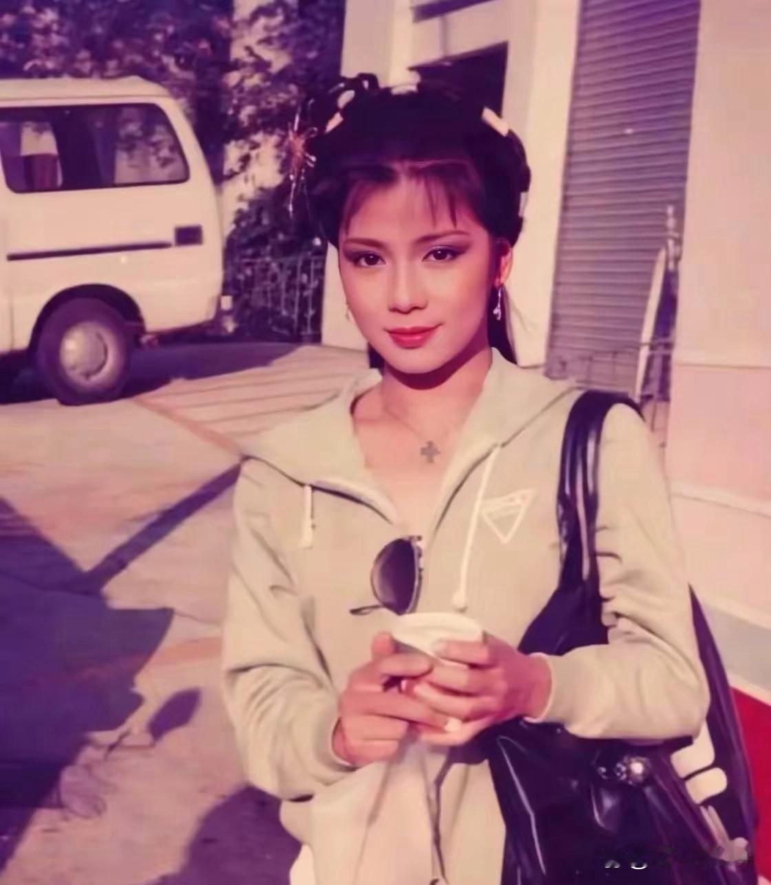 时尚真是个轮回，现在都在背的包包，阿翁30年前就在背了 ​​​