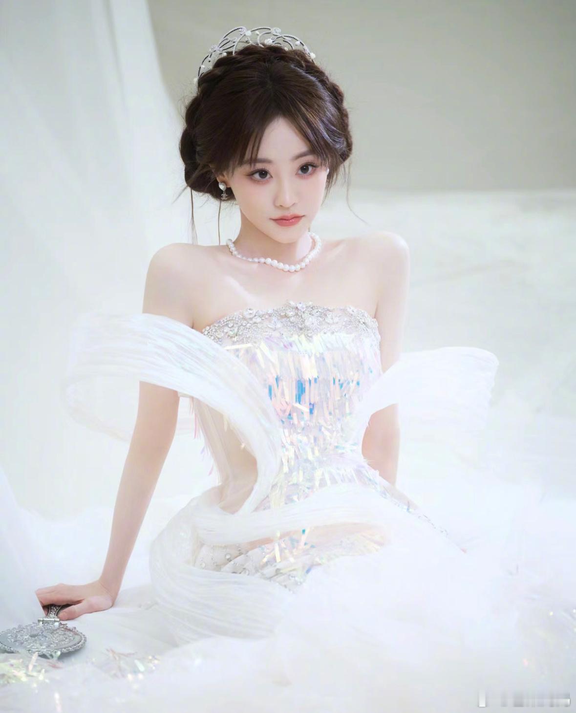 不得不说，祝祝画的衣服很有神韵，原以为是抽象派，服装一出来竟然是写实派哈哈哈哈哈