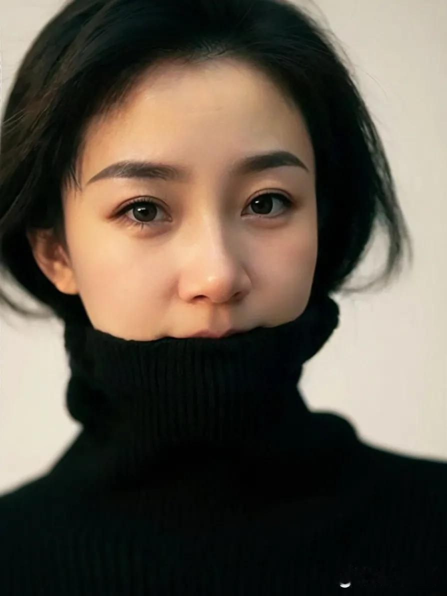 林瑶三十二岁，朋友圈里的同龄人不是晒娃就是晒婚戒，而她的相册里多是咖啡、旅行和话