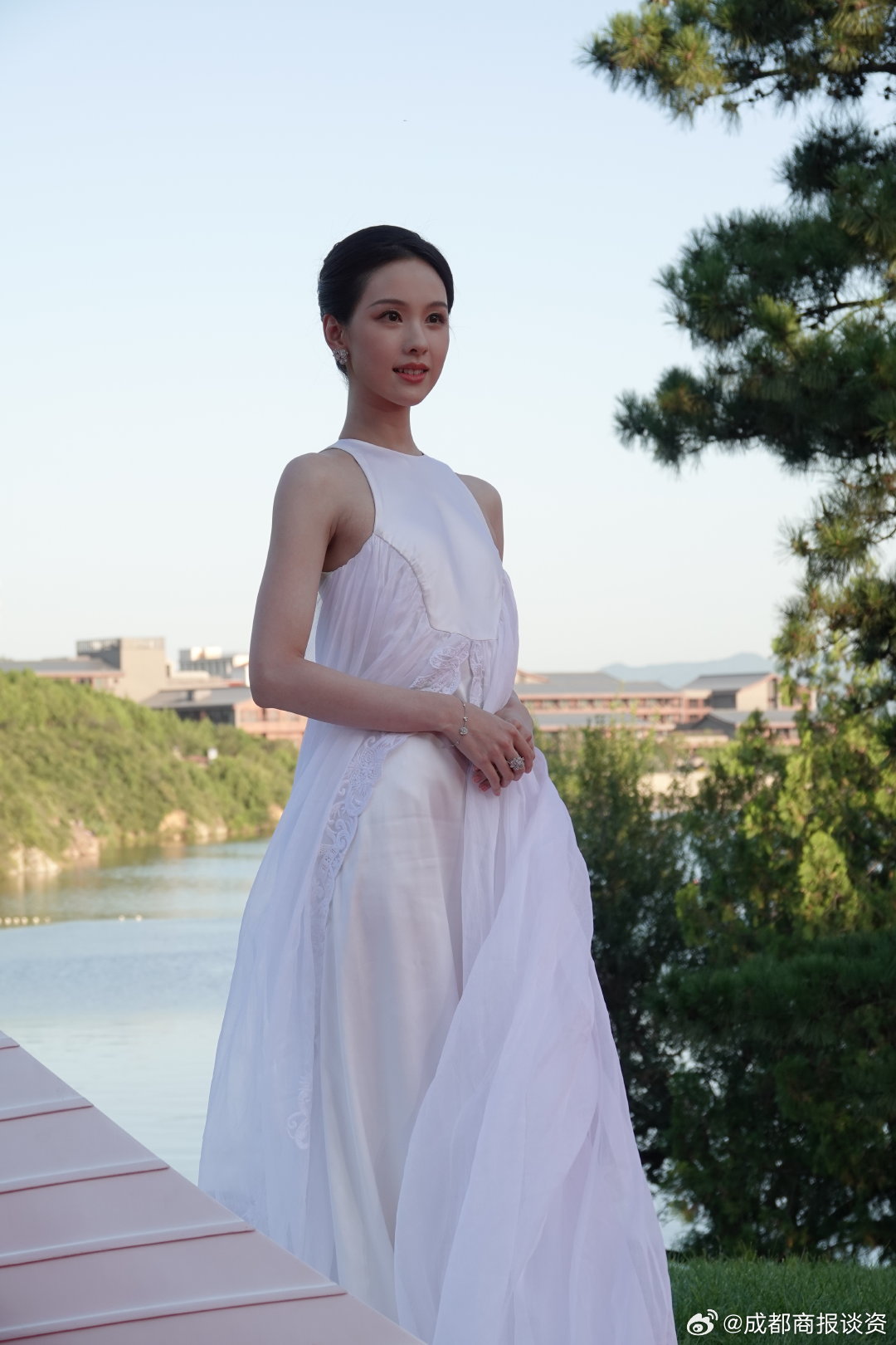 陈都灵一袭纯白长裙亮相栩栩华生红毯 ​，随便一拍生图都很完美！陈都灵不浪费每一次