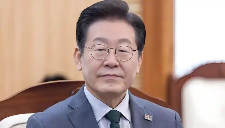 两个朝鲜士兵在乌克兰战俘营里给韩国导演递了张纸条，上面就一句话：回去就是死。就这