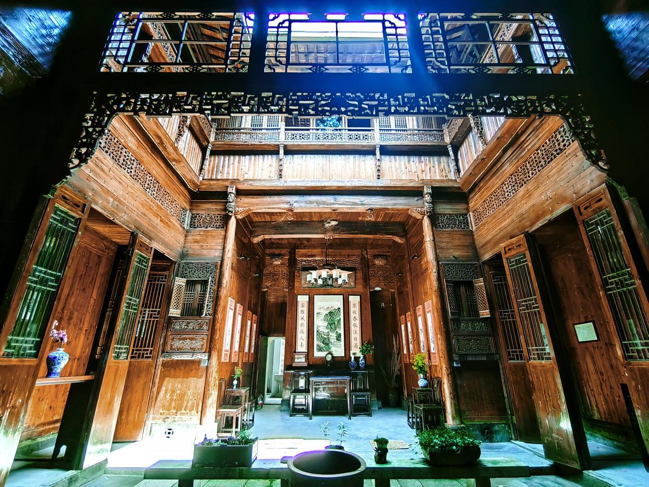 【原创】
坐标：皖南黟县
徽派老宅的一楼，一楼半，二楼。总在雨天拍，今天拍一拍晴