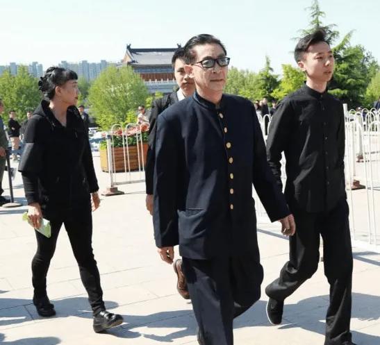 2025年8月6日，六小龄童现身朱龙广告别仪式，身着深色中山装，神情凝重。他透露