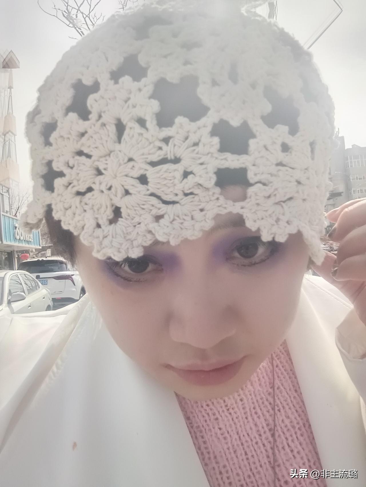 今天逛街买可以帽子还算满意，但价格不行，实体店25！网上10快就买下了，哎！自己