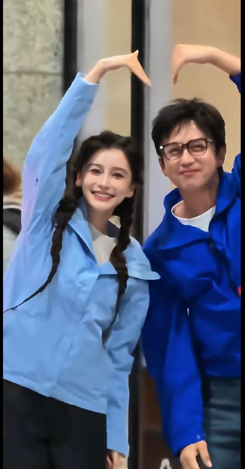 刷到路透啦！邓超和杨颖在重庆录制公益微综艺，久违同框✨
一浅一深蓝色外套，默契抬