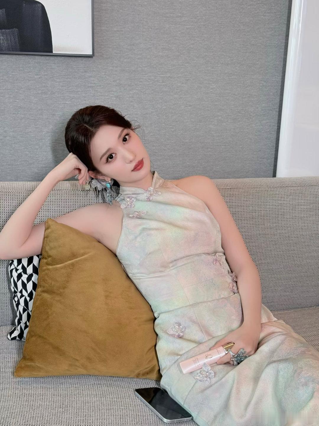 王楚然中式旗袍摇曳生姿王楚然正宗东方古典美人味一动一静皆是风情，东方美人的温婉端