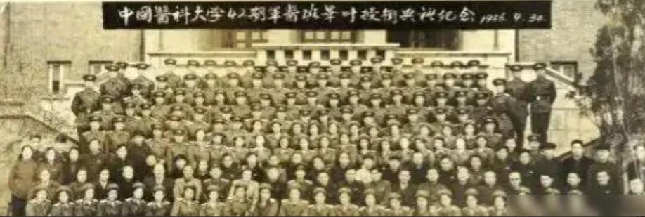 1978年，第一军医大学接到迁离广州石牌校址的任务。中央军委要求学校在三年内归还