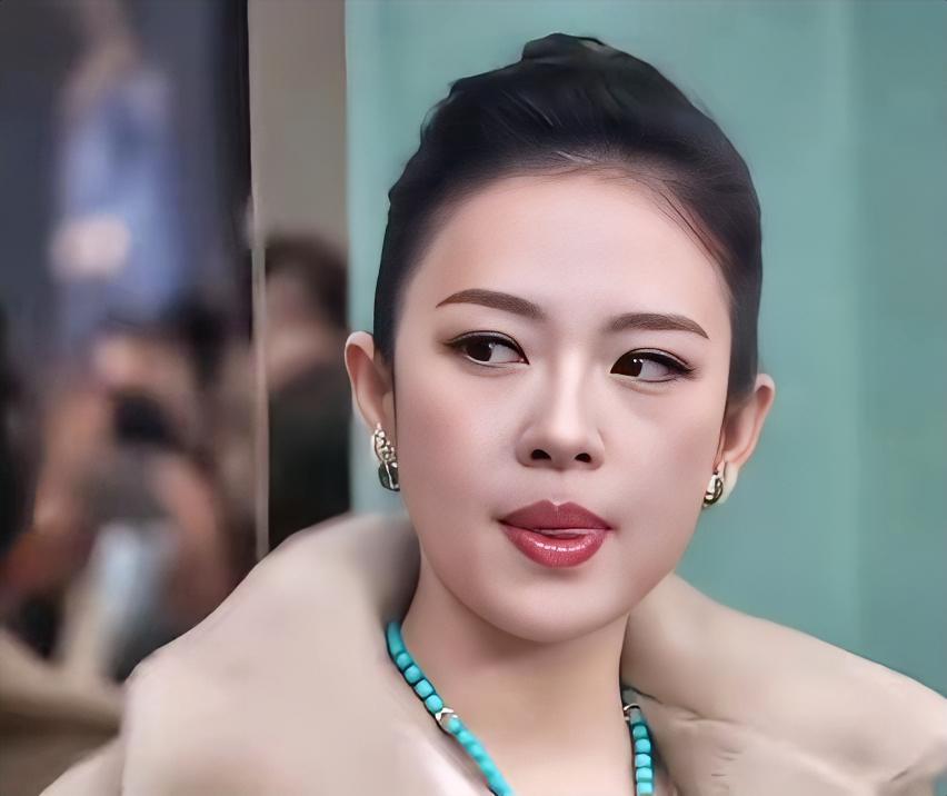 章子怡这颜值变化还挺明显的。以前她是电影脸，面部轮廓清晰，眉骨突出，眼神自带气场