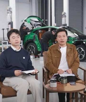 雷军现场直播拆小米YU7雷军直播原定于跨年夜的雷军直播拆小米YU7，因雷军感冒延