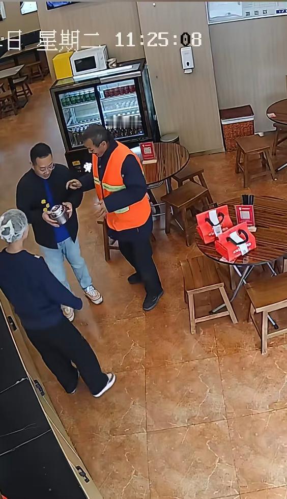 近日，内蒙古的一家餐馆内，进来一位年近六十的环卫工人，手中拿着一个饭盒，希望老板