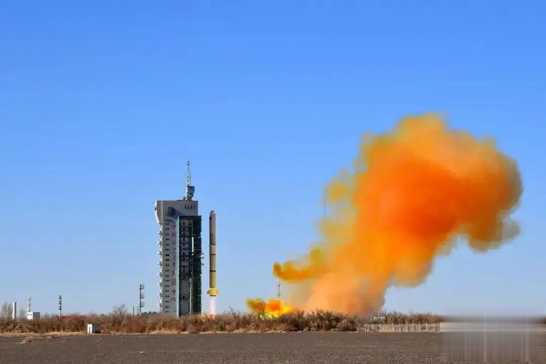 今天上午，11月16日11时55分，在酒泉卫星发射中心，“长征”二号丙利用“远征
