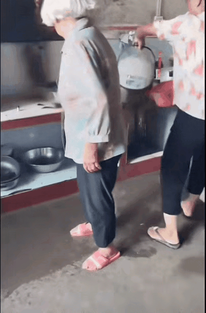 大娘做饭时停电了，于是就把半煮的饭放在煤气灶上继续煮。此时，女儿回到家里，看到这
