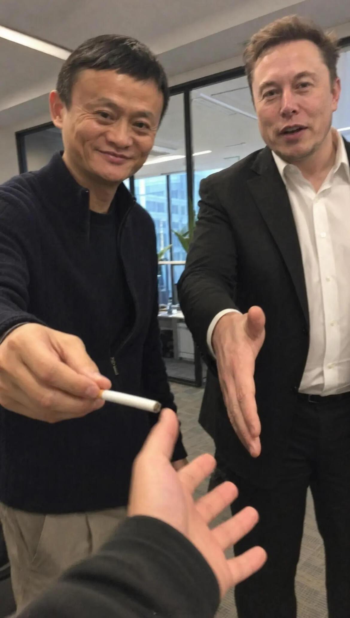 假如这是你的话，你会先接烟，还是先握手？ 